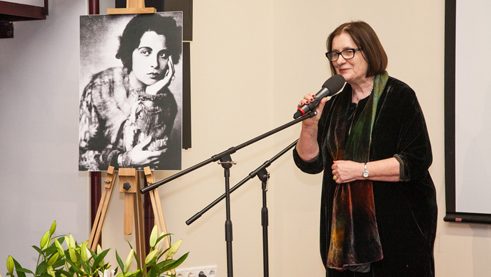 Kuratorin und Leiterin von Memorial International Irina Scherbakowa eröffnet die Ausstellung