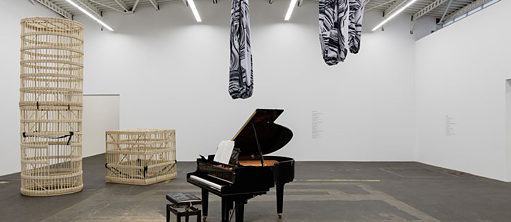 Saâdane Afif, Vice de Forme : Das Kabarett in der Ausstellung Scores im Hamburger Bahnhof (Berlin, 2016).  Foto ©Thomas Bruns