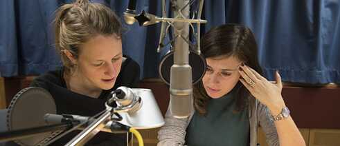Christine Auerbach and Elise Wilk at the BR sound studio.