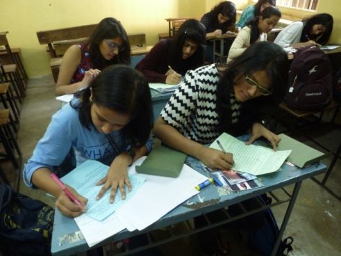 Meine SchülerInnen arbeiten fleißig am Kulturpaket