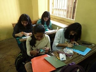 Meine SchülerInnen arbeiten fleißig am Kulturpaket