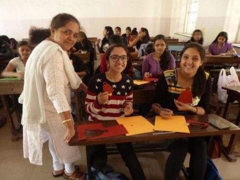 Die Klassenlehrerin ist beeindruckt von den Ergebnissen