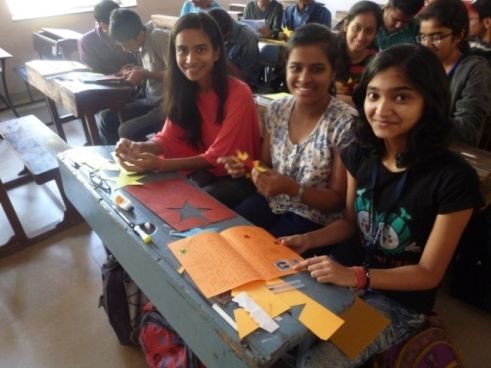 Konzentriert bei der Arbeit