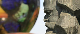 Close-up van het gezicht van een stenen Karl Marx monument. 