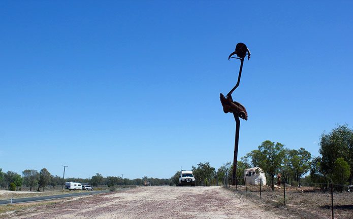 Stanley der Emu befindet sich zehn Kilometer außerhalb von Lightning Ridge.