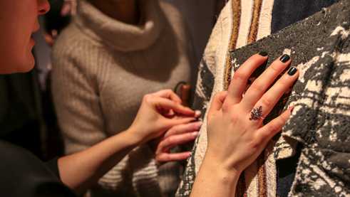 Designer Maxi Tilch feels her collection with the blind visitor Ugne.