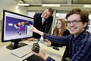 Élève devant PC sur lequel s' affiche un moteur