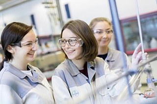 Deux élèves dans un laboratoire avec lunettes de protection