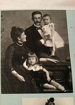 Ehepaar von Buxhoeveden mit ihren beiden Kindern