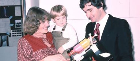 Hier bekomme ich gerade meinen „Doktorhut“ – hier war es Tradition, dass die Kollegen einem einen verrückten Hut in Anlehnung an das Thema der Doktorarbeit bastelten. Irena und unser in Jülich geborener Sohn Greg schauen auch zu.