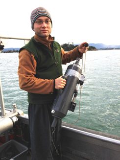 Ein deutscher Teilnehmer des INTERCOAST Studienprogramms nimmt im Hafen von Tauranga Proben von Spurenelementen