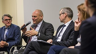 CEO Johannes Ebert in discussion with Kai Franke (Head Berlin Office DAAD) and Christian Berthold (Managing Director CHE Consult).