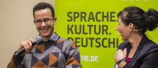 DAAD prize winner Soufiane Bouhsaine and presenter Kate Maleike.