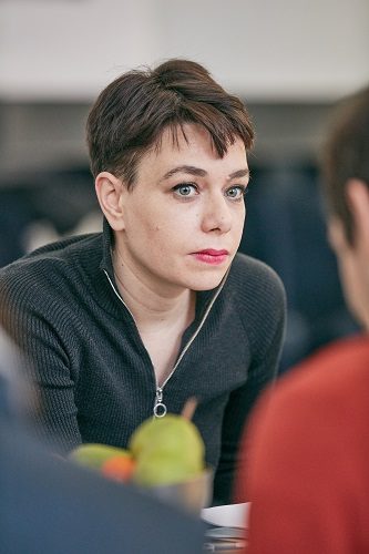 Proben im Theater Studio Hrdinů: Regisseurin Katharina Schmidt