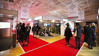 Atmosphere like at a trade fair: At the individual stands, the works of art are exhibited like real-life technologies.