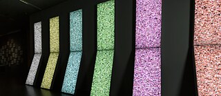 Installation Stelae (Hasan Elahi)