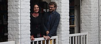 Nina und Marcelo auf der Galerie: Arbeiten, leben, schlafen in der Bibliothek