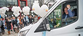 Munich is the first of 30 stops: Secretary-General Ebert in the PASCH Mobile (Photo: Cordula Flegel)