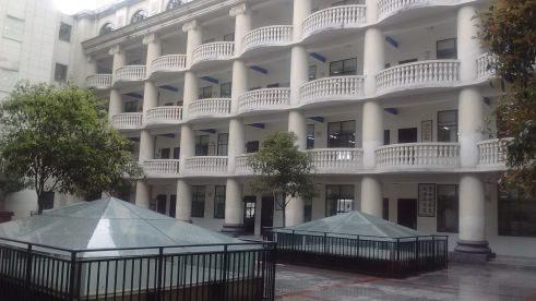 Der Innenhof mit den Schulklassen