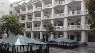 Der Innenhof mit den Schulklassen