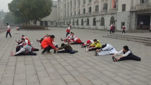 Der Karateclub trainiert