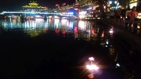 Ohne Laternen zu Wasser gelassen zu haben, sollte man Fenghuang nicht verlassen.