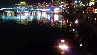 Ohne Laternen zu Wasser gelassen zu haben, sollte man Fenghuang nicht verlassen.