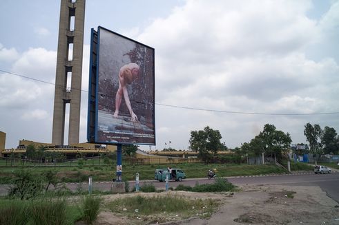 Panneau d'affichage à Kinshasa: Wolfgang Tillmans, Dan, 2009