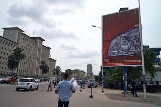 Panneau d'affichage à Kinshasa: Wolfgang Tillmans, Headlight, 2012 © Photo: Goethe-Institut Kinshasa (RC) Panneau d'affichage à Kinshasa: Wolfgang Tillmans, Headlight, 2012