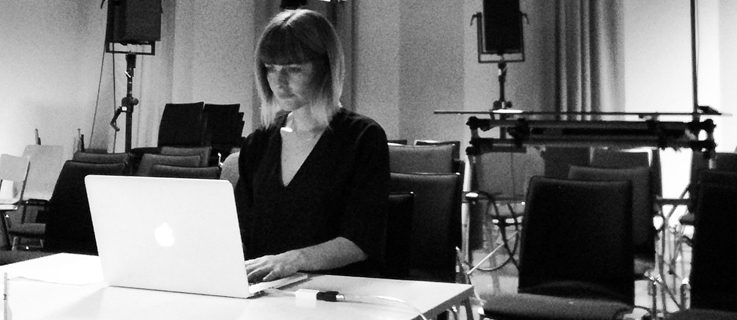 Die Autorin beim Komponieren im SeaM (Studio für electroakustische Musik) in Weimar. 