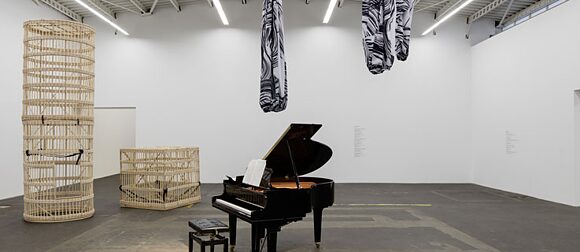 Saâdane Afif, Vice de Forme : Das Kabarett in der Ausstellung Scores im Hamburger Bahnhof (Berlin, 2016). Foto ©Thomas Bruns
