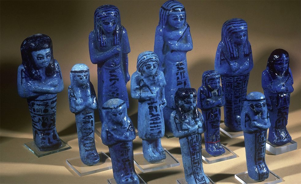 Antyczne postaci udzielające odpowiedzi i wykonujące polecenia – wkładane do grobów egipskie uszebti, które miały wykonywać prace w państwie umarłych.
