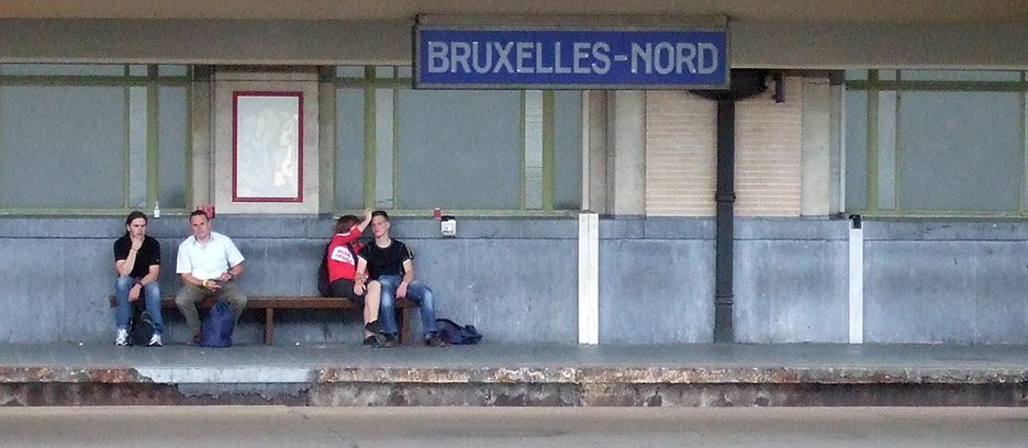  Twee mensen zitten aan het station van Brussel-Noord