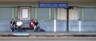  Deux personnes à la gare de Bruxelles-Nord