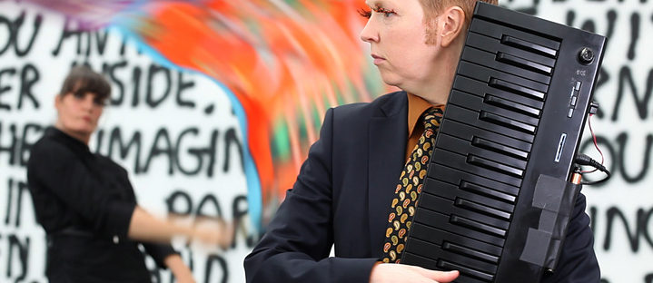 Fender Schrade bei einer Performance von NAF „Nur starke Charaktere können sich hingeben“ 