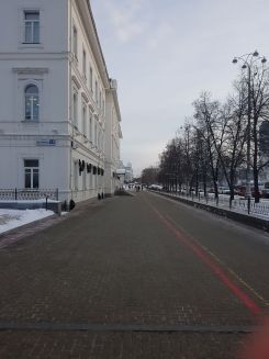 Das Gymnasium Nr. 9. Die rote Linie führt zu den Sehenswürdigkeiten der Stadt