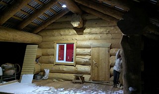 Eine sehr große Banja im Blockhaus-Stil in einem tatarischen Dorf, einige Kilometer von Jekaterinburg entfernt