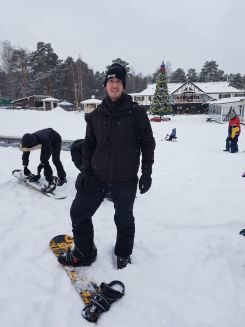 Snowboard fahren in einem kleinen Skigebiet bei Jekaterinburg. Erinnert an Winterberg