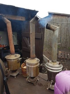 Stilecht Tee trinken mit heißem Wasser aus traditionellen Samowaren in Swijaschsk, einem UNESCO-Welterbe bei Kasan