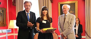 Chloe Alexandra Samuels erhält einen German Teacher Award 2017 im Beisein von John le Carré und dem deutschen Botschafter Ammon