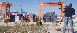 Mann filmt Container- Projekt: Freiraum