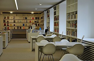 Der Bibliotheksbestand kann im Lesesaal von allen Interessenten kostenlos genutzt werden.