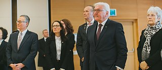 마를라 슈투켄베르크 동아시아지역 대표의 환영사를 듣고 있는 슈타인마이어 대통령과 수행단