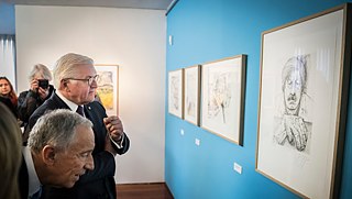Frank-Walter Steinmeier and the Portuguese President Marcelo Rebelo de Sousa admire a self-portrait of Günter Grass.