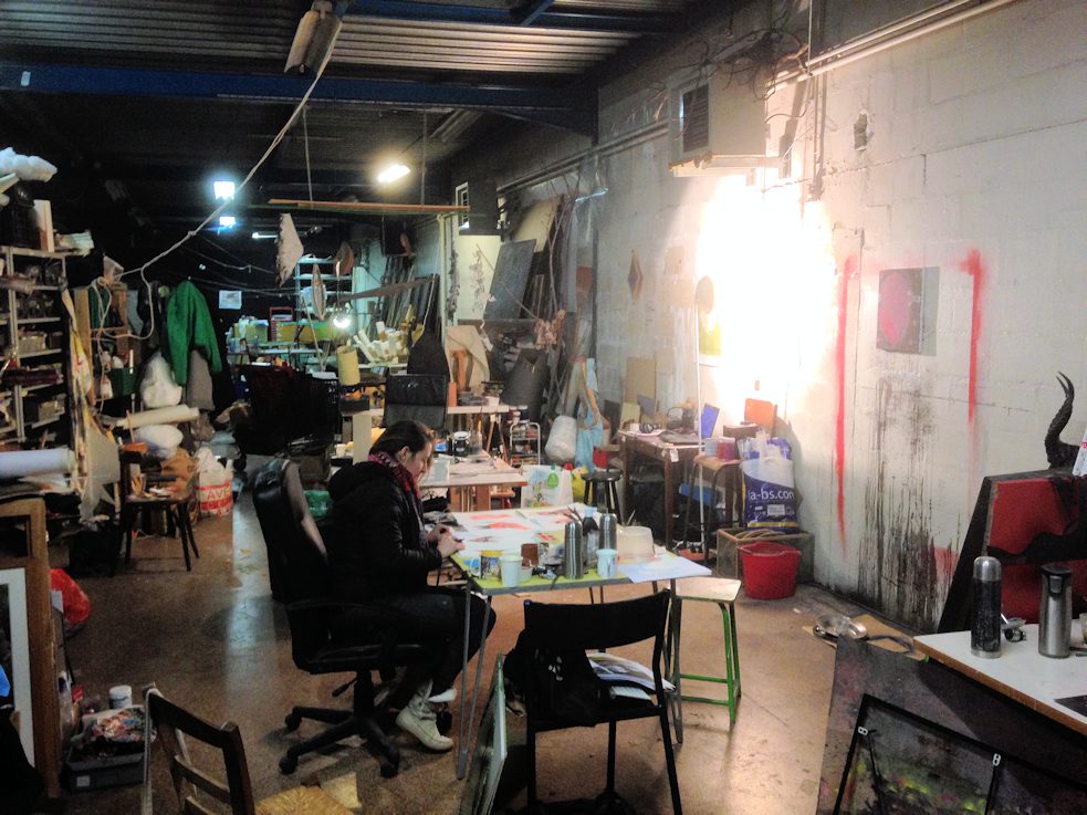 Claire Courdavault in ihrer Werkstatt in der rue Garibaldi in Montreuil. Sie teilt es mit dem Künstlerkollektiv „Le Jardin d'Alice“.