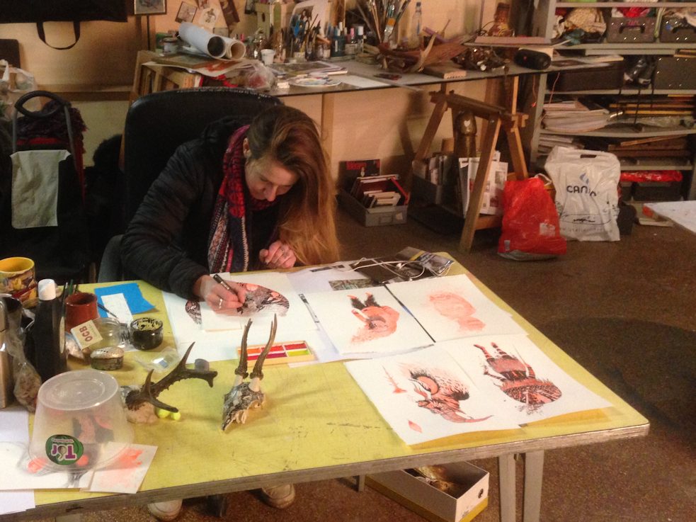 Claire Courdavault dans son atelier où elle travaille déjà sur d’autres projets.