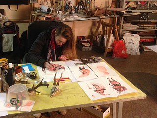 Claire Courdavault in ihrer Werkstatt, wo sie bereits an anderen Projekten arbeitet.