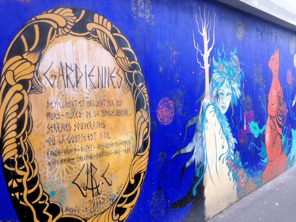 Die Freske beginnt mit dieser Inschrift. Sie bezieht sich auf die starken weiblichen Figuren, die ihren Platz an dieser Wand gefunden haben.