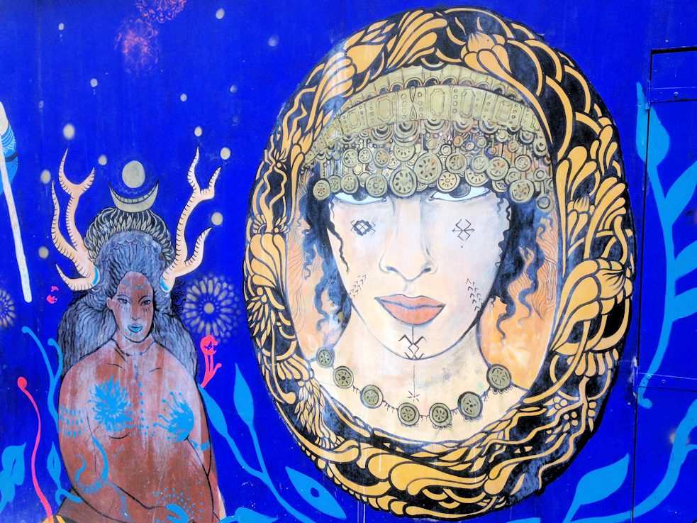 Rechts Kahina, berühmte Berberkönigin des 7. Jahrhunderts.