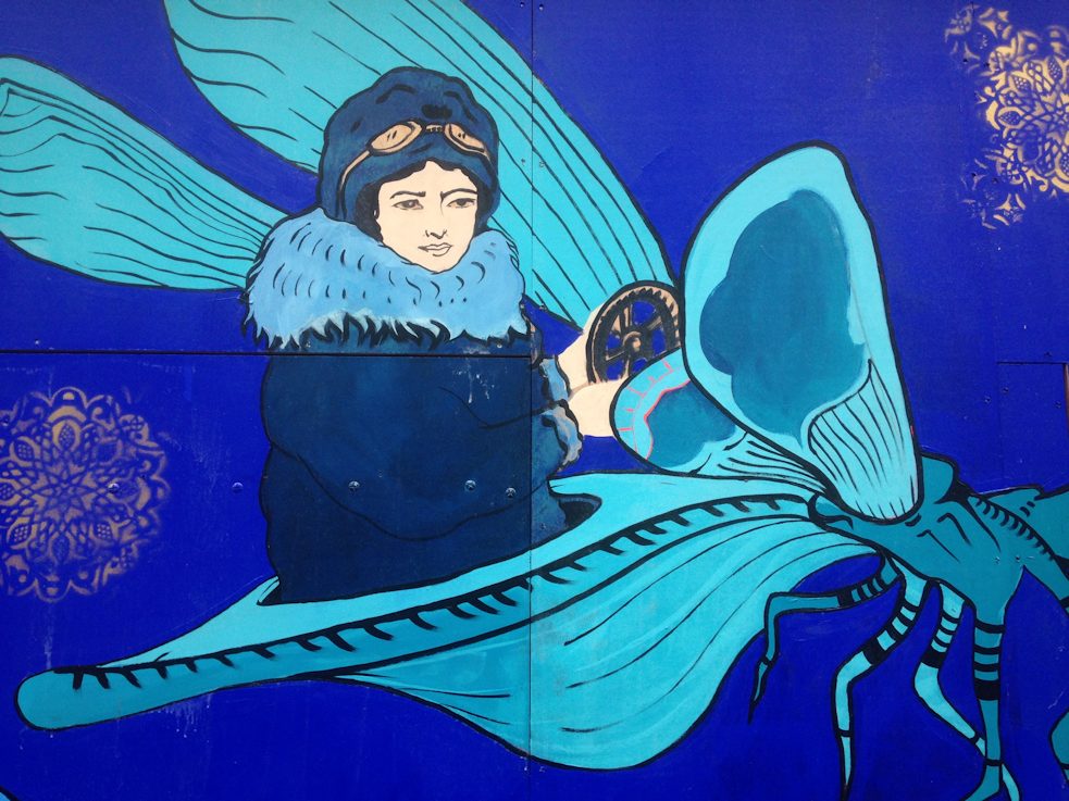 Marie Marvingt auf einer Libelle.